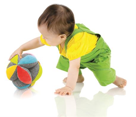 Bambino che manipola la palla di presa Montessori con entrambe le mani