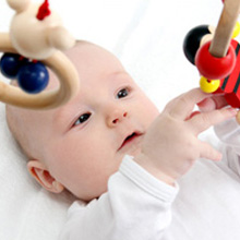 Palla sensoriale Montessori sospesa sopra la culla del neonato