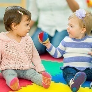 Interazione e gioco condiviso con la palla Montessori