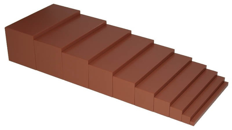 Scala marrone Montessori assemblata dal prisma più grande al più piccolo