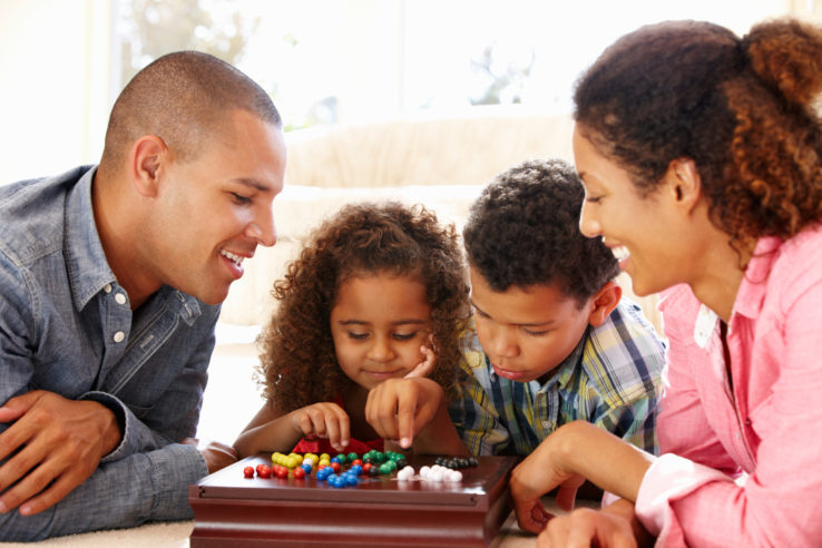 Gioco cooperativo e condivisione tra genitore e bambino con il materiale in legno Montessori