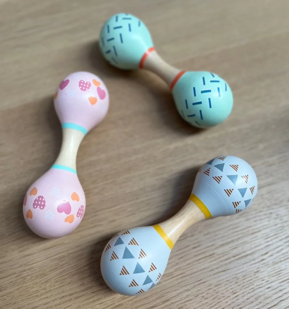 Movimento di oscillazione e impugnatura ergonomica della doppia maracas in legno