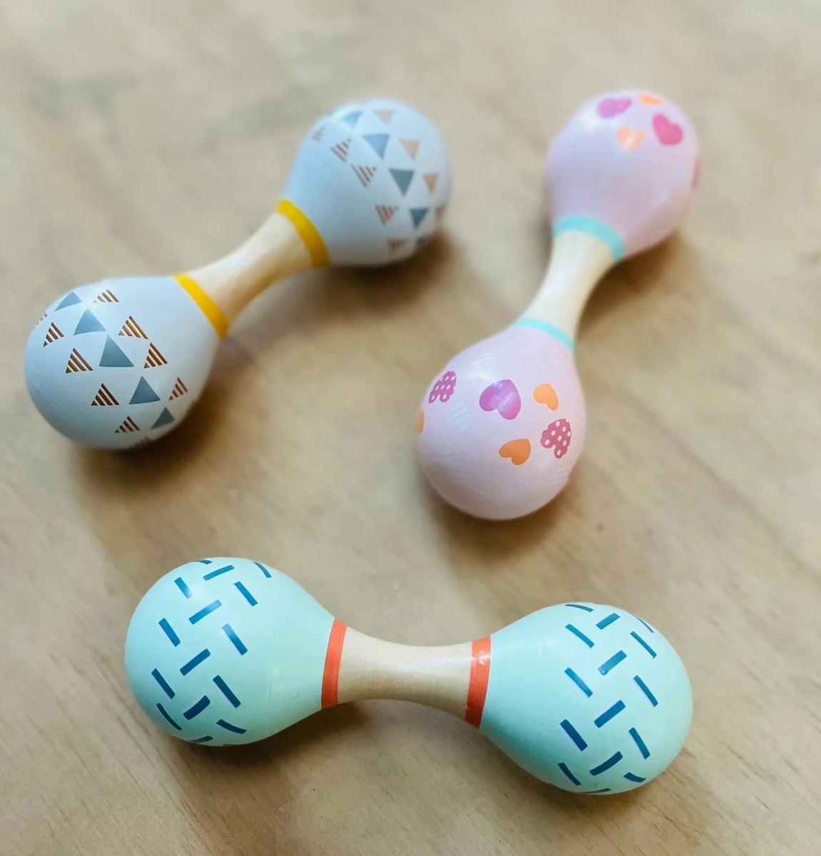 Doppia maracas Montessori in legno con motivi a contrasto per stimolare l'attenzione del neonato