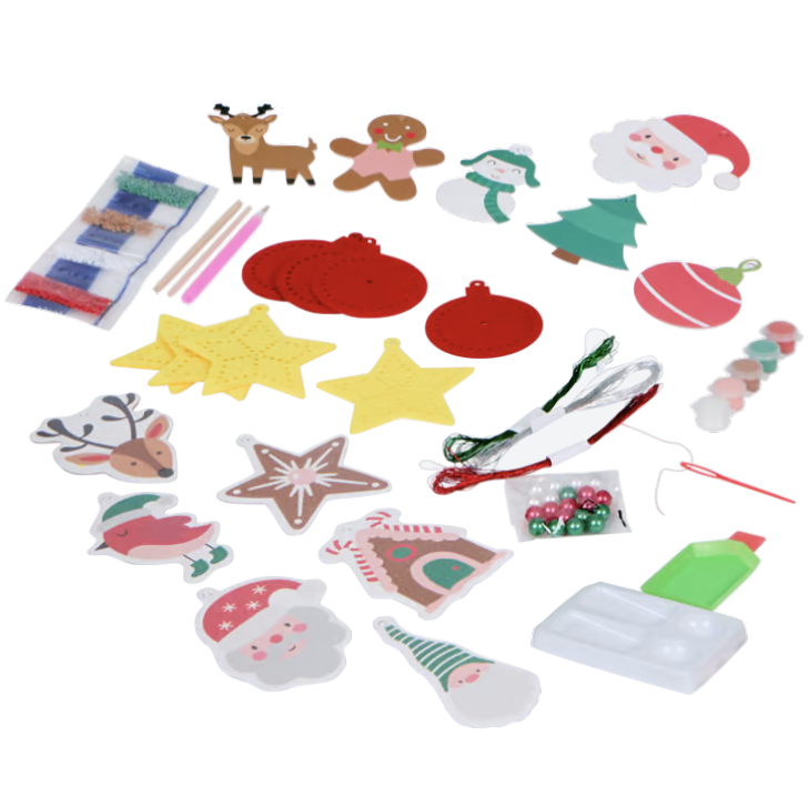 Attività creativa natalizia: albero in feltro da parete e addobbi personalizzati