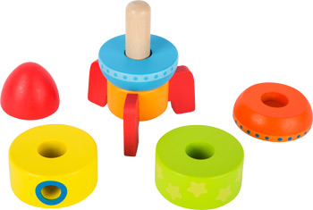 Bambino che scopre la torre di anelli impilabili Montessori a forma di razzo