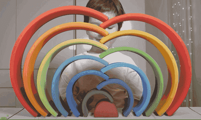 Cascata dinamica ed effetto domino con gli archi dell'arcobaleno Montessori