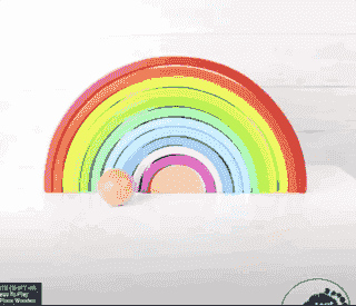 Dimostrazione del rotolamento fluido delle sfere in legno sugli archi dell'arcobaleno Montessori